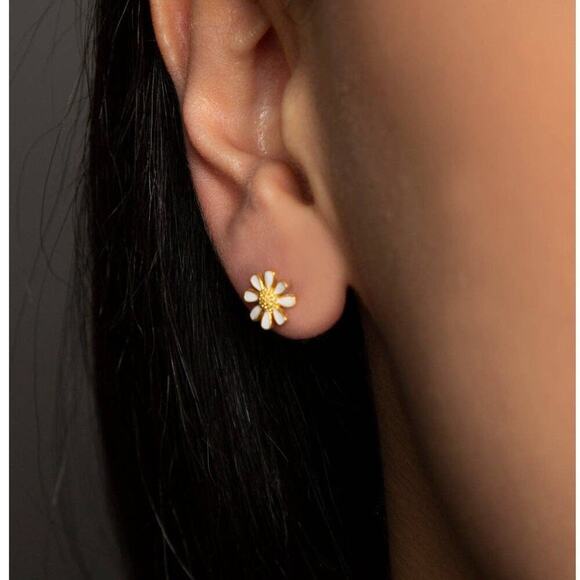 925 Silver Daisy Flower Stud Earrings Silver or Gold Finish | Minimalist Jewelry - Picture 2 of 3